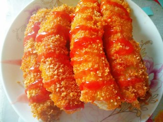 10、香蕉飞饼卷,摆盘，再挤上番茄酱即可