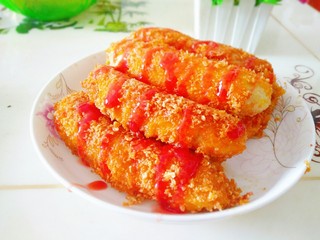 12、香蕉飞饼卷,趁热吃吧，简单的香蕉卷就做好了，隔离的小孩都谗哭了！可以根据自己的喜好添加不同的口味，都很好吃哦！