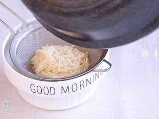 3、颗粒面杂蔬小方,沥干水备用。