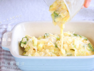 6、颗粒面杂蔬小方,将颗粒面杂蔬倒入，摊平，裹一层保鲜膜~ 