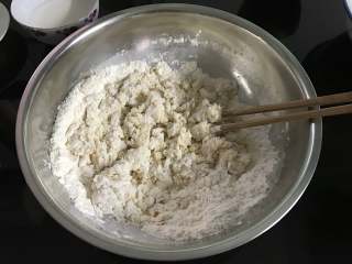 1、豆沙金钱小面包,除黄油外的材料混合均匀。