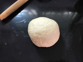 2、豆沙金钱小面包,揉成软硬合适的面团。