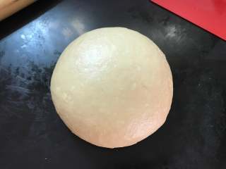 4、豆沙金钱小面包,继续揉成光滑的面团。