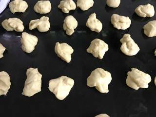 6、豆沙金钱小面包,把发酵好的面团排气分割成大小均匀的27个面团。