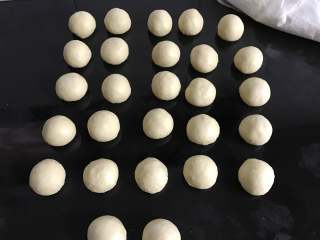 7、豆沙金钱小面包,把分割好的面团滚圆松驰。