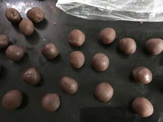 8、豆沙金钱小面包,把豆沙也分成27份。