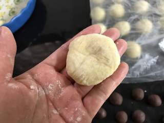9、豆沙金钱小面包,取一个小面团按扁。