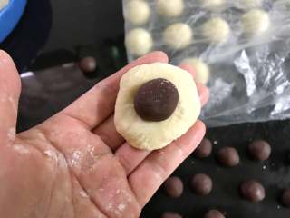 10、豆沙金钱小面包,放入一个豆沙馅。