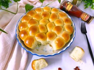 15、豆沙金钱小面包,烤好的面包取出晾凉即可。