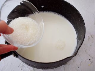 3、脆皮鲜奶,加入糖