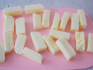 9、脆皮鲜奶,把凝固的鲜奶取出切成条状