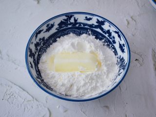 11、脆皮鲜奶,先把奶条放入玉米淀粉裹上一层薄薄的玉米淀粉