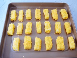 14、脆皮鲜奶,放入烤盘中