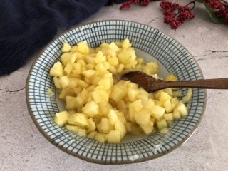 3、酥甜菠萝酥,白糖与菠萝丁搅拌混合均匀