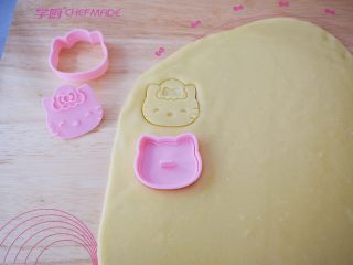 10、卡通奶香饼干,再用模具印出饼干形状