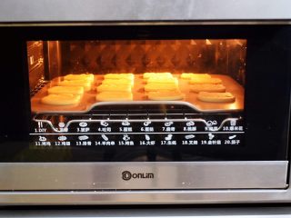 12、卡通奶香饼干,放入预热好的烤箱，上下火180度烤13分钟，烤至边缘微微发黄即可，最后几分钟最好注意看上色情况，免得烤过头了。烤好取出晾凉。