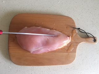 1、无油轻食（减肥版）,鸡胸洗净 背面划开三刀