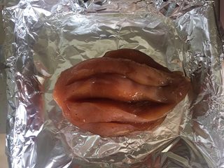 12、无油轻食（减肥版）,鸡胸腌好 放烤箱上下火220度 烤20分钟