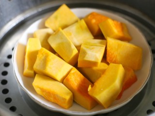 1、椰香南瓜糯米糍,南瓜洗净去皮去瓤切小块大火蒸熟。