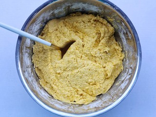 6、椰香南瓜糯米糍,拌匀。