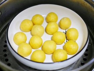 11、椰香南瓜糯米糍,上锅大火蒸15分钟上面撒少许椰蓉即可。