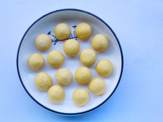 10、椰香南瓜糯米糍,包起揉圆。