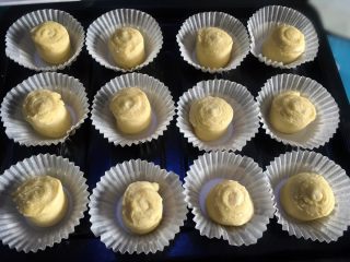 9、千层椰蓉面包卷,将椰蓉卷整形，并将边口收紧，切面向上放入蛋糕托底模具里。