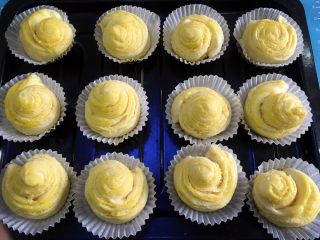 11、千层椰蓉面包卷,将烤箱预热150度，把发酵好的面包表面刷一层鸡蛋液。