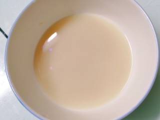 1、糖酥饼,酵母粉放入碗里，加三十度温水化开