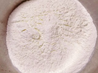 2、糖酥饼,面粉放入盆里