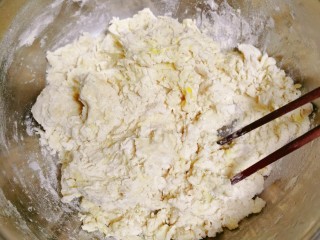 3、糖酥饼,加入酵母水，用筷子搅拌均匀