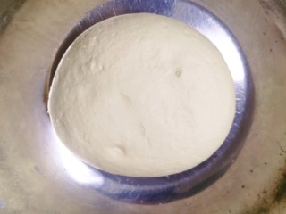 4、糖酥饼,揉成光滑面团成团，醒发三个小时