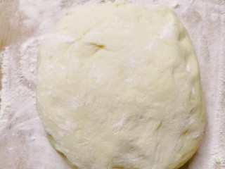 5、糖酥饼,把醒发好的面放在面板上，