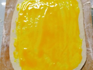 6、糖酥饼,用擀面杖擀成薄片，抹上油酥