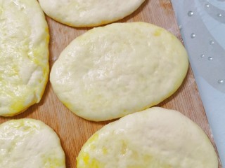 12、糖酥饼,包起来，用擀面杖擀成饼，醒发二十分钟