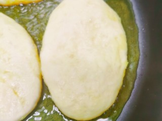 13、糖酥饼,锅烧热放入食用油，放入饼