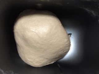 1、角瓜鲜虾包,将面粉水和酵母放入面包机，选择揉面程序，揉成光滑面团即可，大概10分钟。