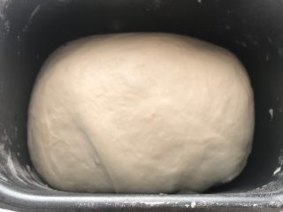 2、角瓜鲜虾包,发酵至两倍大，我家室温19度，发了大约1个小时。