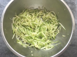 3、角瓜鲜虾包,发面的时候处理馅料：角瓜切丝用少量盐腌制10分钟腌出水份。