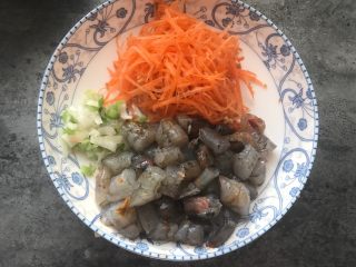 7、角瓜鲜虾包,胡萝卜切细丝，大虾去壳去虾泥切成大块儿，再切一些葱花。