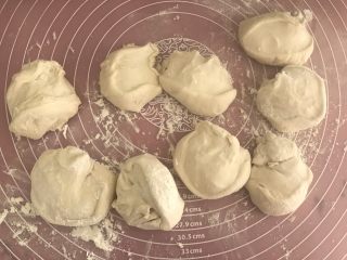 11、角瓜鲜虾包,分成大小均匀的几份儿，我一共分了10个。