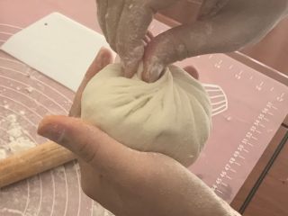 14、角瓜鲜虾包,如图两手配合地包出包子。