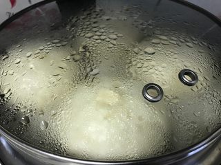 17、角瓜鲜虾包,大火烧开后转中大火，大概开锅10分钟就可以了。