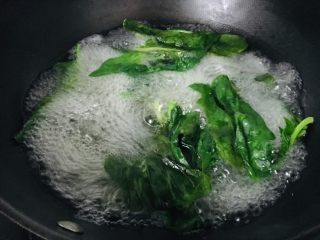 1、菠菜戚风蛋糕,菠菜叶焯水。