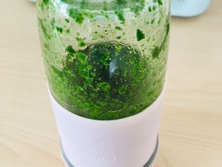 2、菠菜戚风蛋糕,加一点点水打成泥。