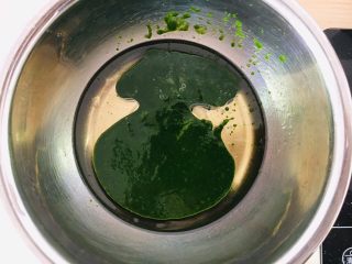 4、菠菜戚风蛋糕,玉米油和菠菜泥混合。