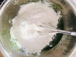 6、菠菜戚风蛋糕,过筛低粉。