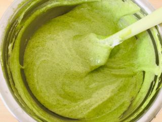 11、菠菜戚风蛋糕,翻拌混合。