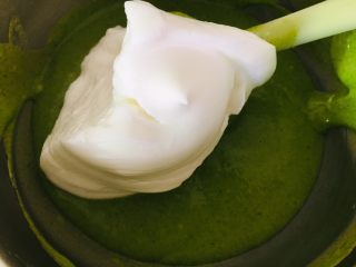 10、菠菜戚风蛋糕,挖一勺蛋白霜和菠菜糊混合。