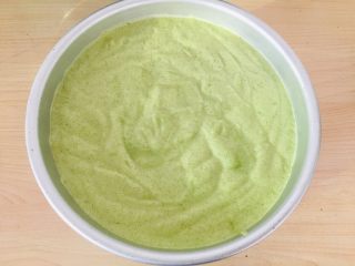 14、菠菜戚风蛋糕,倒入8寸蛋糕模具。